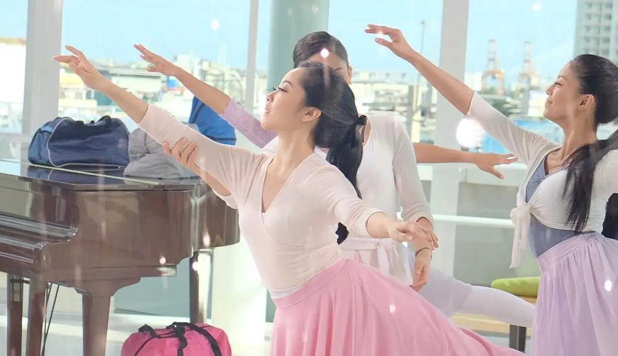 Karina Salim juga tak hanya memiliki bakat dalam akting saja. Namun seperti yang sudah lama tersiar kalau  Karina juga pandai banget yang namanya Ballet. Dengan indahnya, Karina menggerakan tubuh nan gemulai. (Instagram/kariasalim)