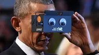 Presiden Obama sedang menjajal sebuah perangkat VR (Sumber: Gizmodo).