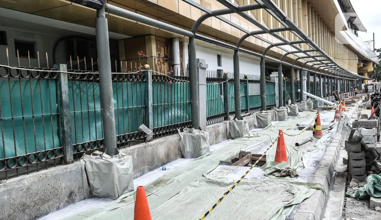 Suasana pembangunan jalur pedestrian di Stasiun Gondangdia, Jakarta Pusat, Kamis (8/4/2021).  Stasiun Gondangdia pembangunannya juga akan dilakukan pembuatan area drop off dan pangkalan transportasi online maupun konvensional. (merdeka.com/Iqbal S. Nugroho)