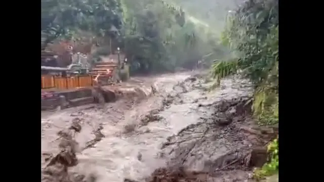 Banjir bandang terjang kawasan wisata air panas Guci Tegal