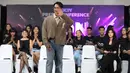 Pemirsa dapat berpartisipasi memberikan dukungan melalui fitur Koin Virtual Gift di aplikasi Vidio untuk menyelamatkan kontestan favorit mereka. Tampak dalam foto, salah satu juri The Icon Indonesia, Afgan (berdiri) saat peluncuran ajang pencarian bakat The Icon Indonesia di SCTV Tower, Jakarta, Senin (6/4/2026). (Kapanlagi/Budy Santoso)