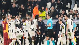 Momen saat wasit memberikan kartu merah pada Lloyd Kelly di laga Juventus vs Galatasaray di leg kedua playoff Liga Champions 2025/2026 di Allianz Stadium, Kamis (26/02/2026) dini hari WIB. (Fabio Ferrari/LaPresse via AP)