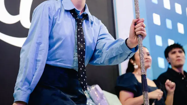 Bukan Pakai Gaun, Raisa Cosplay Jadi Teller Bank Cantik Saat Manggung dengan Gaya Preppy Serba Biru