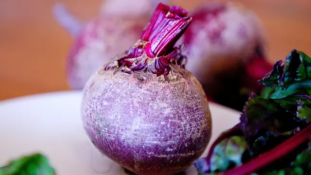 Makeup alami yang bisa dibuat dari buah bit