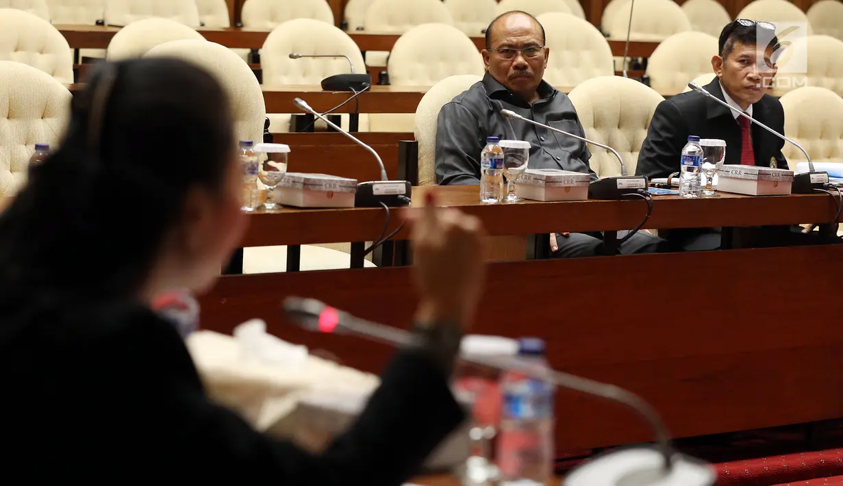 Kepala Puslabfor Bareskrim Polri Brigjen Pol Alexander Mandalika dan Kabid Fiskomfor Bareskrim Polri Kombes Pol Roedy Aris Tavip saat rapat dengar pendapat dengan Pansus Hak Angket KPK di gedung DPR, Jakarta, Kamis (14/9). (Liputan6.com/Johan Tallo)