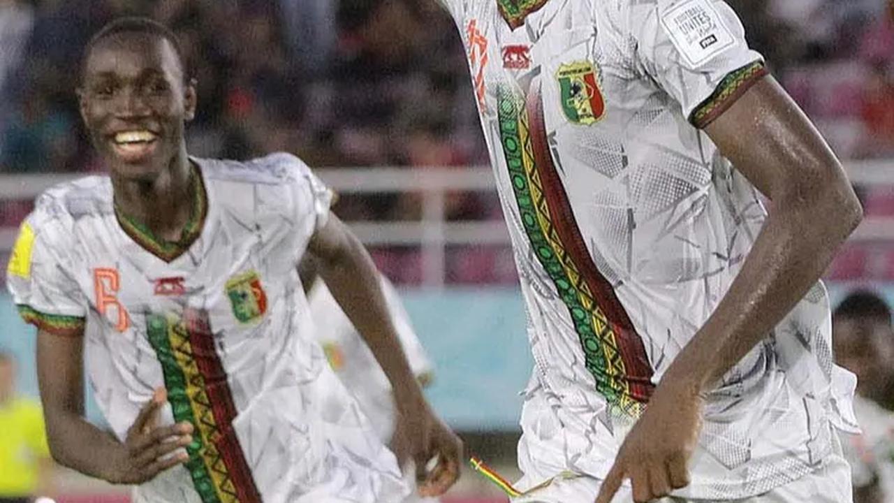 Mamadou Doumbia menjadi bintang dalam kemenangan Mali kali ini. Bola.com/Arief Bagus Prasetiyo