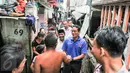 Calon Gubernur DKI Jakarta periode 2017, Sandiaga Uno, bersalaman dengan warga ketika menyambangi permukiman Duri Pulo, Gambir, Jakarta, Kamis (5/5). Sandiaga melakukan silaturahmi sekaligus berdialog dengan warga sekitar. (Liputan6.com/Yoppy Renato)