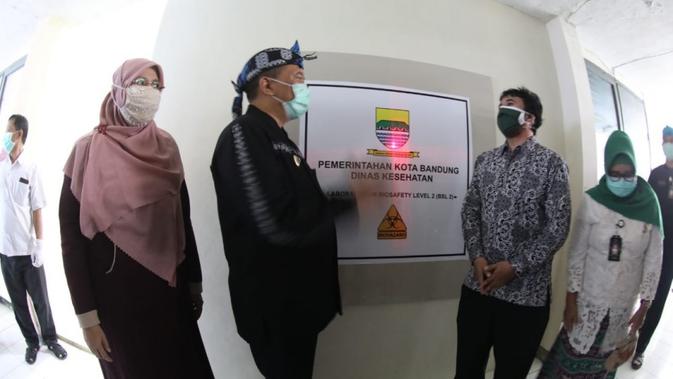 Wali Kota Bandung Oded M Danial meresmikan operasional Laboratorium Biosafety Level (BSL) di Kantor Dinas Kesehatan Kota Bandung, Jalan Supratman, Kamis (14/5/2020). (sumber foto : Humas Pemkot Bandung)