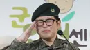 Tentara Korea Selatan Byun Hee-soo memberi hormat sambil menangis saat konferensi pers di Pusat Hak Asasi Manusia Militer di Seoul, Korea Selatan, Rabu (22/1/2020). Dengan berlinang air mata, Byun memohon agar diizinkan tetap berada di militer. (YONHAP/AFP)