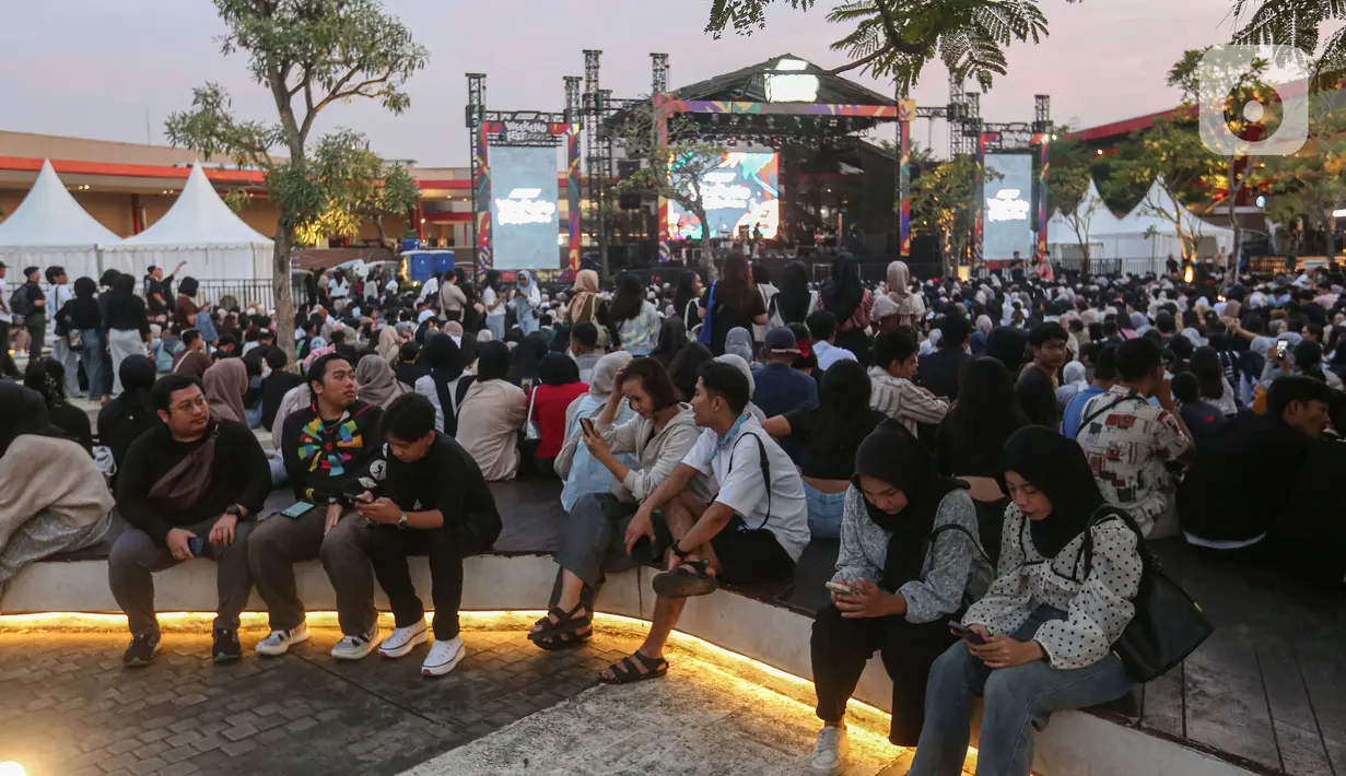 Ribuan muda mudi mendatangi acara Pertamina Weekend Fest 2024 untuk menikmati penampilan musisi tanah air sekaligus menikmati waktu di akhir pekan. (Liputan6.com/Angga Yuniar)