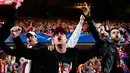 Teriakan dukungan terus membahana kala Atletico Madrid berhasil menghempaskan Chelsea 3-1 di semifinal kedua Liga Champions, Stamford Bridge, London (1/5/02014). (REUTERS/Eddie Keogh)