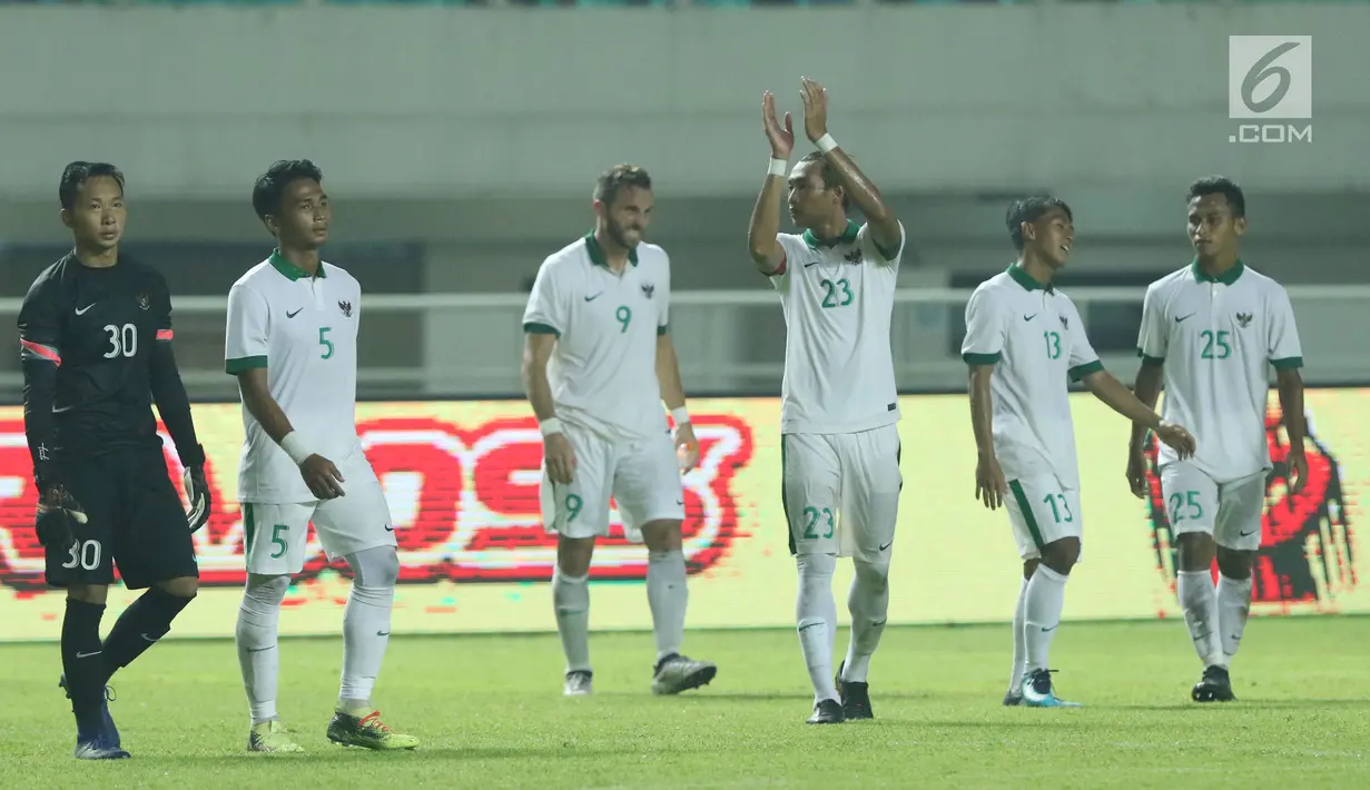 Pemain Timnas Indonesia U-23 usai melawan Korea Utara pada laga PSSI Anniversary Cup 2018 di Stadion Pakansari, Kab Bogor, Senin (30/4). Laga berakhir imbang 0-0. (Liputan6.com/Helmi Fithriansyah)