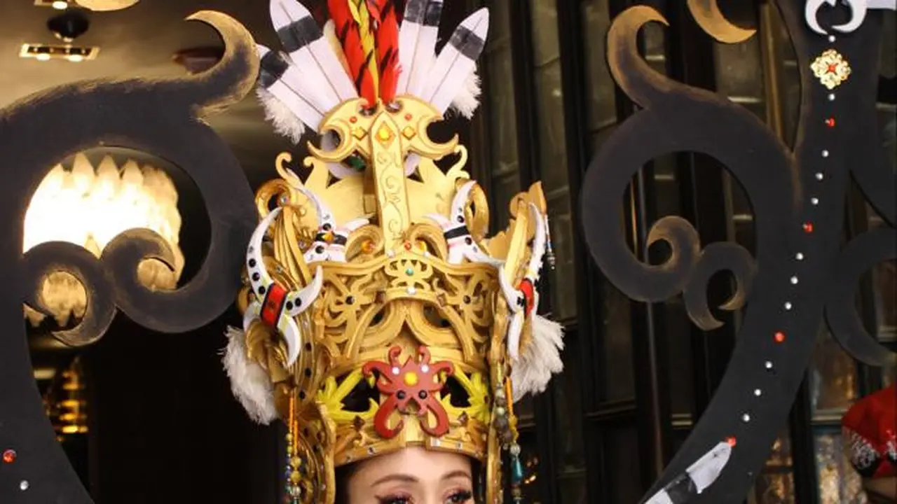 Cheverly Amalia gunakan pakaian adat Kalimantan (https://www.instagram.com/p/CsuYdtgMAKt/?hl=en)
