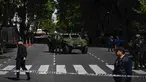 Petugas Polisi Federal berjaga di Mayo Avenue selama operasi keamanan di sekitar kedutaan besar Israel di Buenos Aires menyusul ancaman bom, pada 18 Oktober 2023. (Luis ROBAYO / AFP)