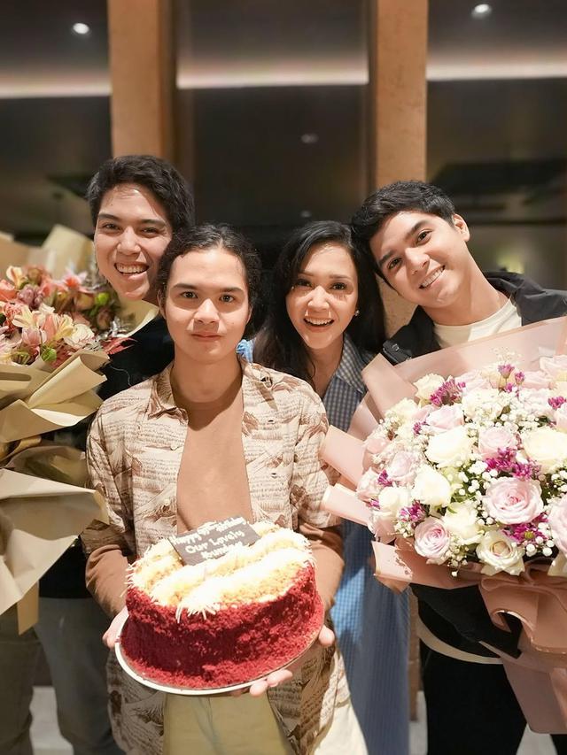 6 Potret Ultah Maia Estianty Rayakan Bareng Anak dan Calon Mantu, Alyssa Kirim Bunga