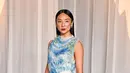 Greta Lee mengenakan gaun Dior Haute Couture koleksi Musim Gugur-Musim Dingin 2026-2027 yang terbuat dari sifon sutra putih. Gaun ini dihiasi sulaman motif pemandangan langit yang terdiri dari payet, dilapisi dengan aksen rumbai-rumbai berpayet yang menjuntai, serta dipercantik dengan hiasan bunga eukaliptus berukuran besar pada bagian pinggul. Tepian gaun dibiarkan berdesain serabut atau frayed edges. / Foto dok: Dior.
