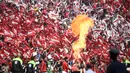 Aksi suporter Arsenal saat Community Shield 2015 di Stadion Wembley, Inggris. Minggu (2/8/2015) malam WIB. (Reuters/Dylan Martinez)