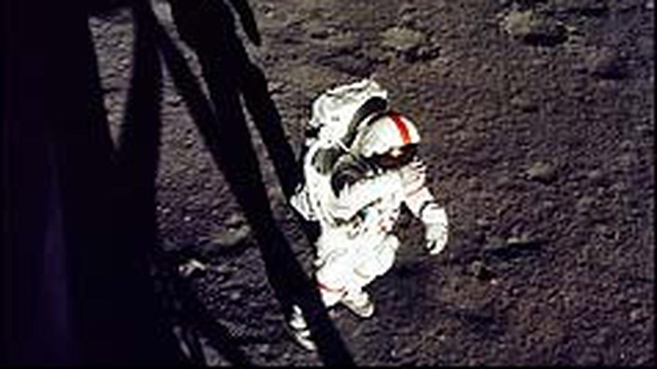 Alan Shepard meninggalkan bulan untuk pertama kalinya.