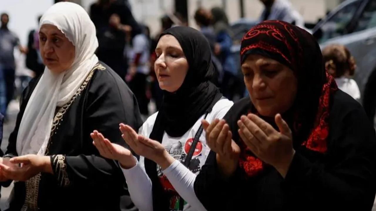 Salat jemaah ini dilakukan untuk mendukung dan berdoa memohon keselamatan warga Palestina di tengah pasukan Israel yang bergerak ke Jalur Gaza untuk menyerang Hamas.