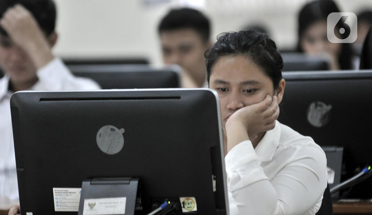 Ekspresi peserta saat mengikuti Seleksi Kompetensi Dasar (SKD) berbasis Computer Assisted Test (CAT) untuk CPNS Kementerian Agraria Tata Ruang/Badan Pertanahan Nasional (ATR/BPN) di Kantor BKN Regional V, Jakarta, Senin (27/1/2020). Seleksi diikuti 2.162 peserta. (merdeka.com/Iqbal Nugroho)