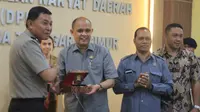 Kapolda NTT, Irjen Pol Raja Erisman mengatakan siap berkoordinasi dengan BP3TKI NTT untuk melakukan razia terhadap Perusahaan Jasa Tenaga Kerja Indonesia (PJTKI) di Kupang, NTT.