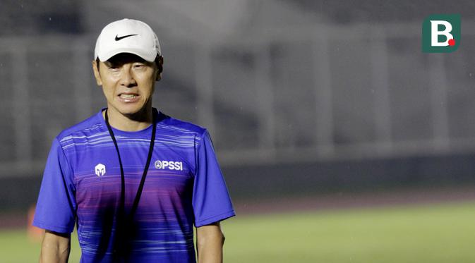 Pelatih Timnas Indonesia, Shin Tae-yong, saat sesi latihan di Stadion Madya, Jakarta, Senin, (17/2/2020). Latihan tersebut untuk persiapan laga Kualifikasi Piala Dunia 2022 zona Asia. (Bola.com/M Iqbal Ichsan)
