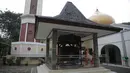 Petugas menyemprotkan cairan disinfektan di Mesjid Pangeran Diponegoro, Taman Mini Indonesia Indah, Jakarta, Rabu (18/3/2020). Penyemprotan tersebut dilakukan untuk antisipasi dan pencegahan penyebaran virus corona atau COVID-19 di lingkungan tempat peribadatan TMII. (Liputan6.com/Faizal Fanani)
