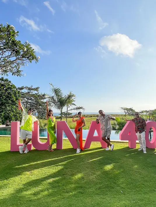 Aktris Aurelie Moeremans tampak hadir mengenakan dress hijau neon dengan detail high slit yang menawan.