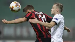 Pemain AC Milan, Fabio Borini berebut bola dengan pemain AEK Athens, Michalis Bakakis pada pertandingan Grup D Liga Europa di San Siro, Kamis (19/10). AEK Athens menambah kekecewaan AC Milan setelah hanya bermain tanpa gol. (AP Photo/Luca Bruno)