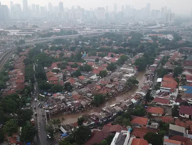 Foto udara suasana Sungai Ciliwung yang diapit pemukiman padat penduduk di kawasan Manggarai, Jakarta, Selasa (7/1/2020). Pemprov DKI Jakarta akan membebaskan 118 bidang lahan untuk proyek normalisasi Sungai Ciliwung pada tahun 2020 yang tersebar di empat kelurahan. (Liputan6.com/Immanuel Antonius)