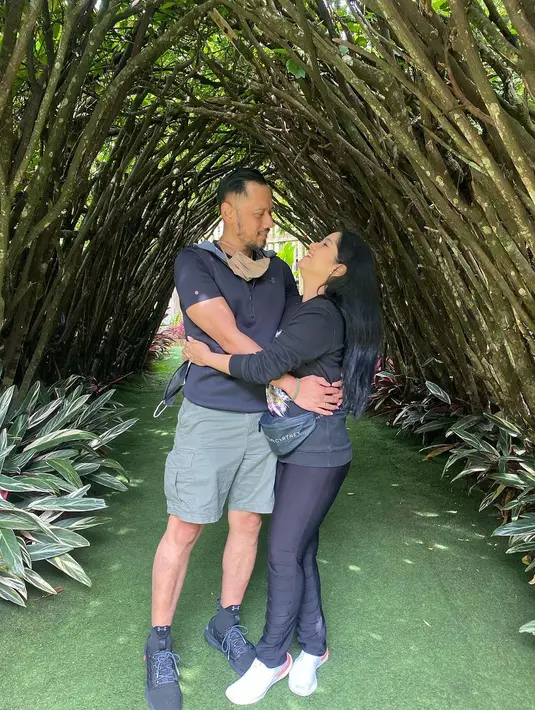 Dengan brewok tipis, AHY terlihat lebih gagah di samping Anisa Pohan. Kali ini, keduanya memilih kompak dengan busana yang nyaman bernuansa hitam [@annisayudhoyono]