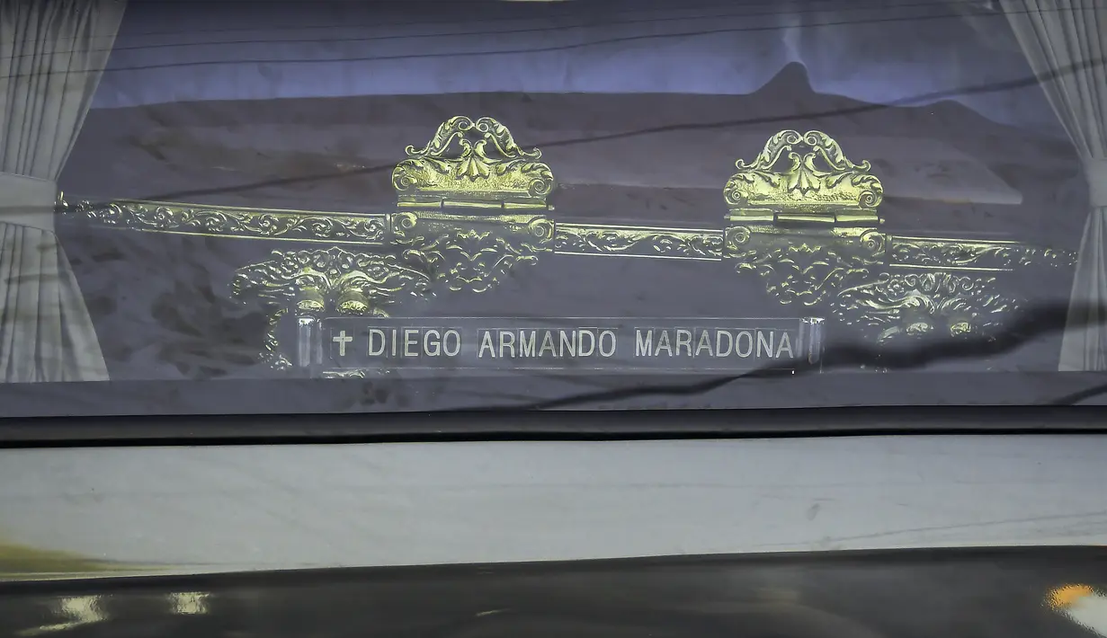 Mobil jenazah yang membawa mendiang legenda sepak bola Argentina, Diego Armando Maradona tiba di pemakaman Jardin Bella Vista, Buenos Aires, Kamis (26/11/2020).  Diego Maradona meninggal dunia dalam usia 60 tahun pada Rabu (25/11) karena serangan jantung. (RONALDO SCHEMIDT / AFP)
