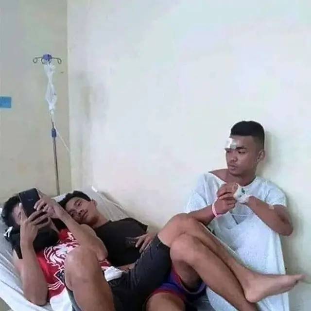 momen nyeleneh saat jenguk teman
