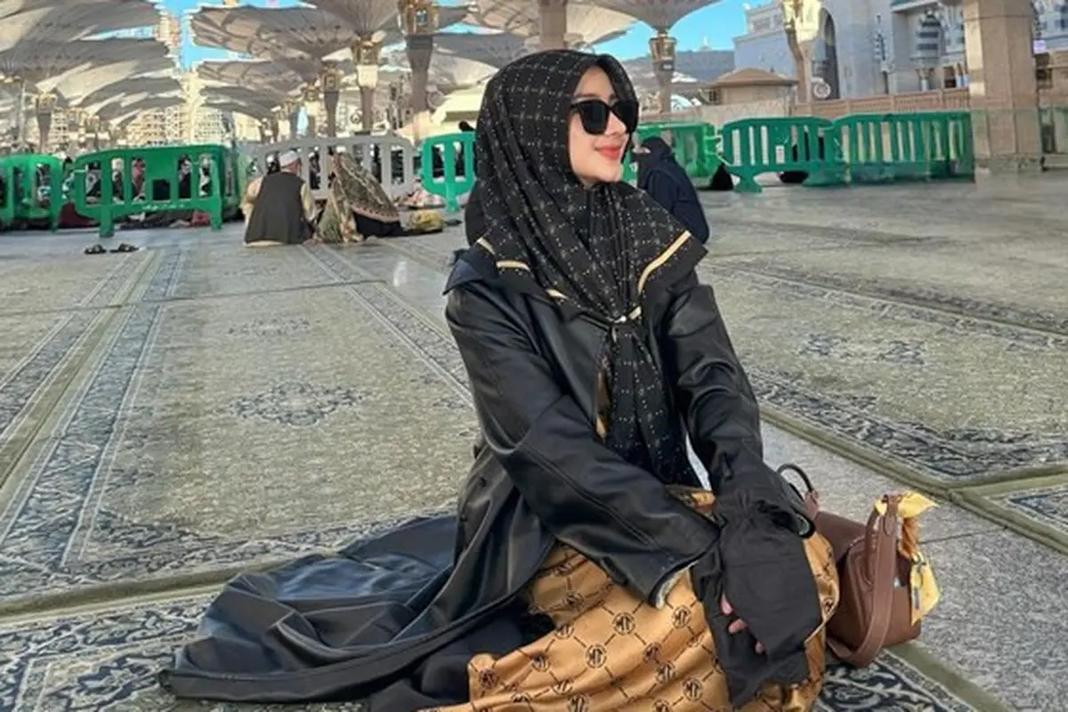 8 Potret Ghea Youbi Jalani Ibadah Umroh, Penampilan Berhijab Jadi Sorotan