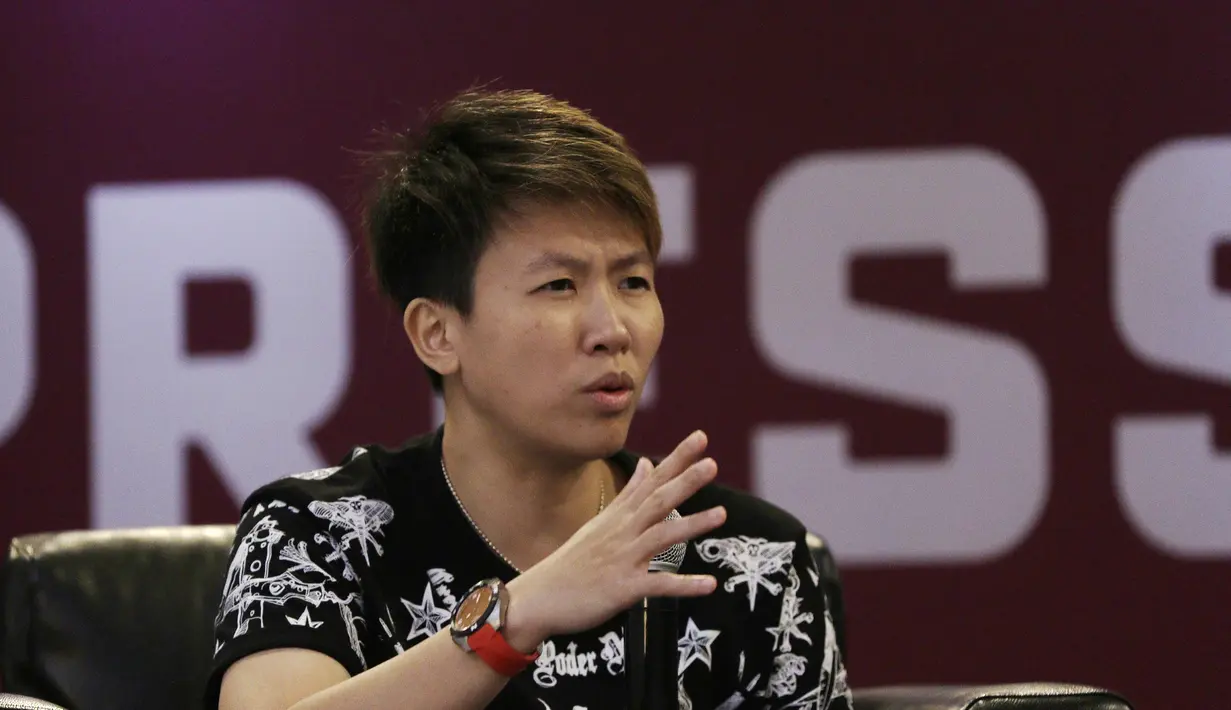 Mantan Pebulutangkis, Liliyana Natsir, memberikan motivasi kepada peserta Piala Presiden Esports 2019 di Gedung Krida Bhakti Setneg, Jakarta, Selasa (26/3). Final Piala Presiden Esports akan digelar pada 30-31 Maret 2019. (Bola.com/Yoppy Renato)