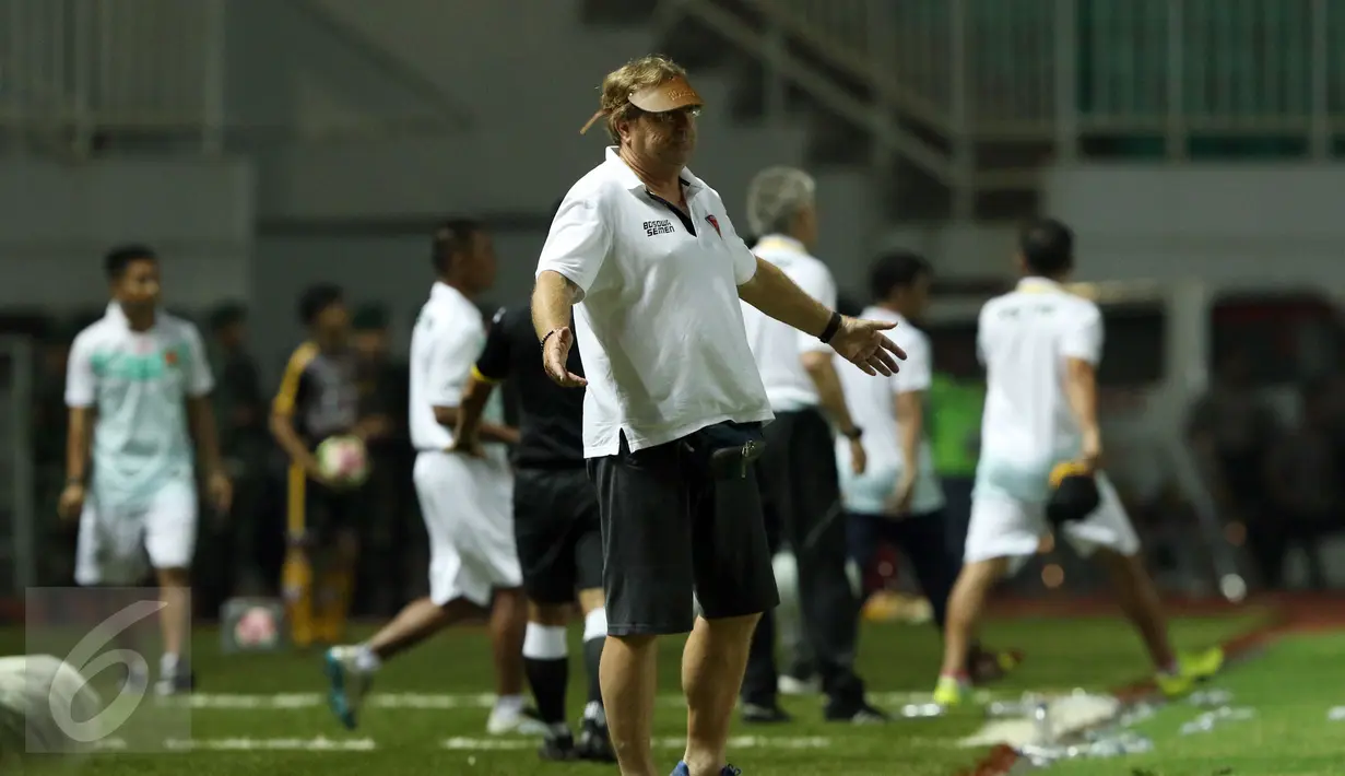 Pelatih PSM Makassar, Robert Rene Albert meluapkan kekecewaan saat laga melawan PS TNI di lanjutan LIga 1 Indonesia di Stadion Pakansari, Cibinong, Kab Bogor, Senin (15/5). PSM Makassar kalah 1-2 dari PS TNI. (Liputan6.com/Helmi Fithriansyah)