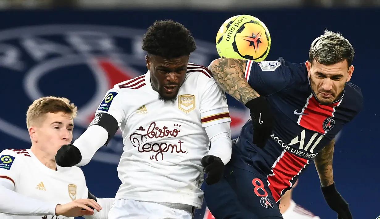 Gelandang Paris Saint-Germain, Leandro Paredes (kanan), berduel udara dengan striker Bordeaux, Josh Maja dalam laga lanjutan Liga Prancis 2020/21 di Parc de Princes Stadium, Sabtu (28/11/2020) waktu setempat. Hasil akhir PSG dan Bordeaux bermain imbang 2-2. (AFP/Franck Fife).