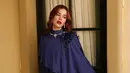 Ia terlihat mengenakan busana slim sillhouette dan kerah bulat tinggi dari Dyah Ayu Andari. Busana berpotongan ruffle ini dilengkapi dengan aksen bunga di pundak.