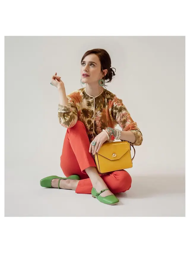 Potret Rachel Brosnahan untuk Kenang Mendiang Kate Spade