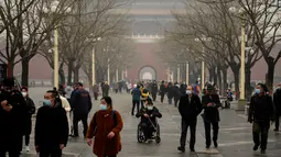 Orang-orang tiba di pintu masuk Kota Terlarang pada hari kedua Tahun Baru Imlek di pintu keluar Kota Terlarang di Beijing (13/2/2021). Tahun Baru Imlek menandai Tahun Sapi pada 12 Februari. (AFP Photo/Noel Celis)