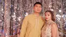 Aktris berusia 28 tahun didampingi oleh sang suami, Indra Priawan saat datang ke momen Diwali. Nikita memiliki aura menawan saat memakai busana elegan tanpa lengan. Ia datang didampingi Indra Priawan dan keduanya terlihat gagah dan anggun. (Liputan6.com/IG/mvppictures_id)