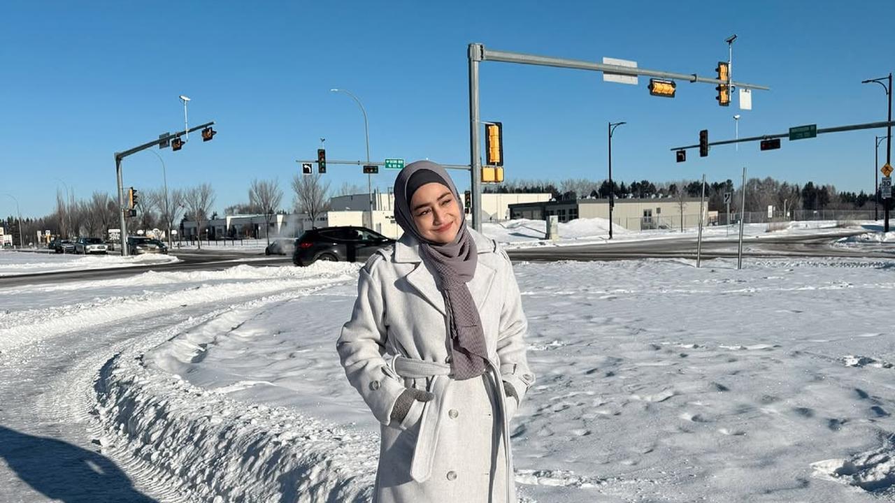 7 Potret Cindy Fatikasari dan Tengku Firmansyah Nikmati Winter di Kanada, Suhu -20 Derajat - Naik Mobil Serasa Naik Bombom Car