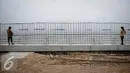 Proyek pembangunan Dam di kawasan Pasar Ikan Muara Baru, Jakarta, Senin (3/10). Pemprov DKI Jakarta akan mempercepat pembangunan tanggul laut guna mencegah terjadinya kembali banjir rob di kawasan tersebut. (Liputan6.com/Faizal Fanani)