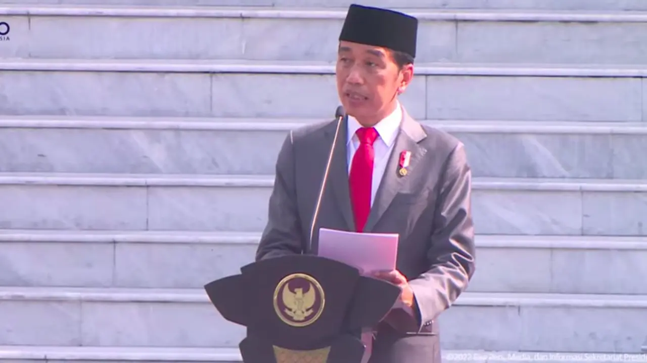 Presiden Jokowi memberikan penghargaan kepada 4 perwira terbaik dalam upacara pelantikan yang digelar di Istana Kepresidenan, Jakarta.