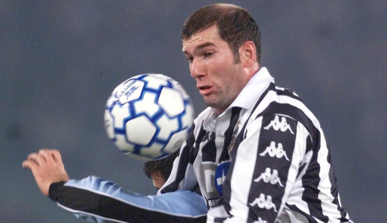 Gelandang Juventus, Zinedine Zidane, berebut bola dengan gelandang Lazio, Dejan Stankovic, pada laga Serie A di Stadion Olimpico, Roma, Minggu (28/11/1999). (AFP/Gabriel Bouys)