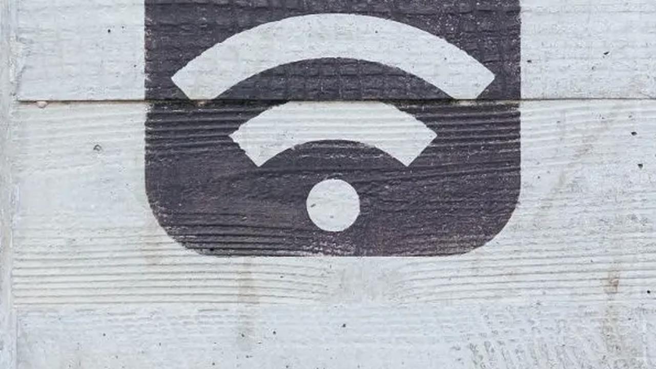 Lantas, bagaimana caranya? Berikut adalah cara menggunakan aluminium foil untuk memperkuat sinyal WiFi: