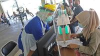 Petugas medis melakukan screening terhadap warga yang mengikuti swab test massal di Rumah Sakit Universitas Indonesia (RSUI), Depok, Jawa Barat, Selasa (2/6/2020). RSUI menggelar program pekan swab test massal mulai tanggal 2-19 Juni 2020. (Liputan6.com/Herman Zakharia)