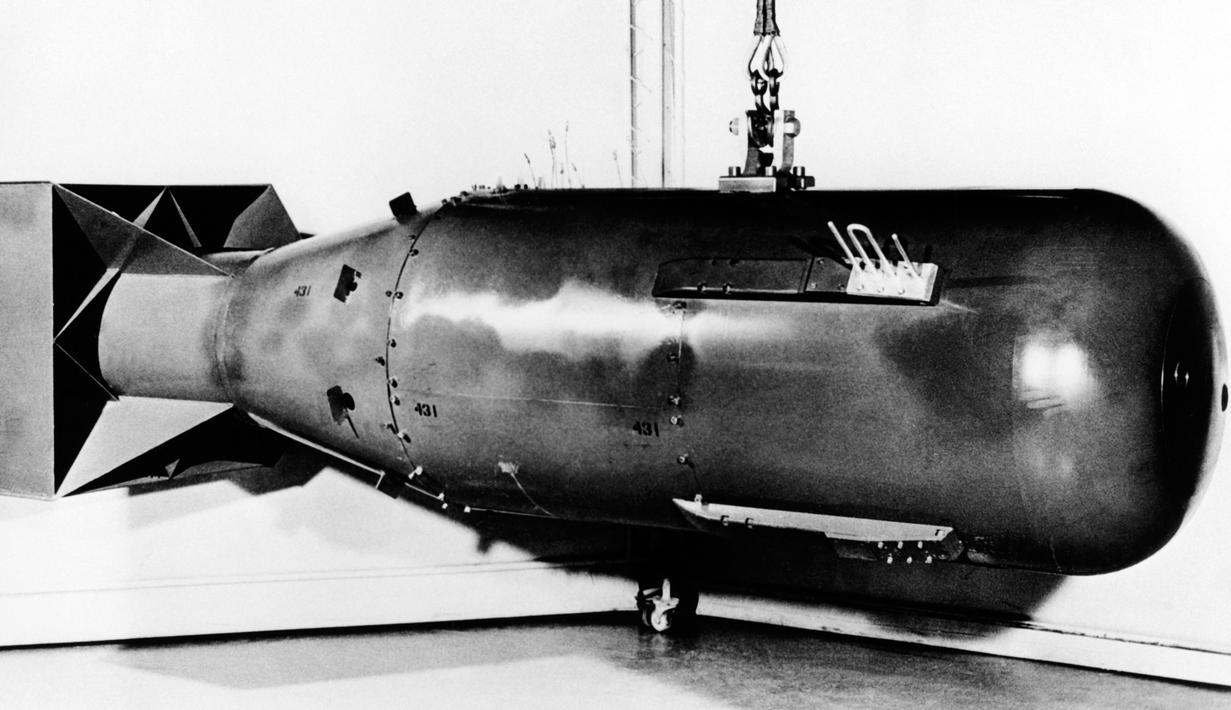 Sebuah bom atom yang dijuluki "Little Boy" dijatuhkan oleh seorang pembom Angkatan Udara AS B-29 pada tanggal 9 Agustus 1945 di Hiroshima, Jepang. (AFP PHOTO / Laboratorium Ilmiah Los Alamos)
