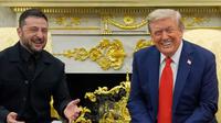 Donald Trump saat melakukan pertemuan dengan Volodymyr Zelenskyy pada Senin (18/8/2025) di Gedung Putih (Dok. AP/Julia Demaree Nikhinson).
