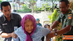Citizen6, Cepiring: Dalam kegiatan yang merupakan kerjasama antara Kodim dengan PT IGN dan Yayasan Terang Bangsa itu meliputi pengobatan gratis untuk warga tak mampu yang diikuti sekitar 300 orang dan pengobatan gigi. (Pengirim: Aryo Widiyanto)